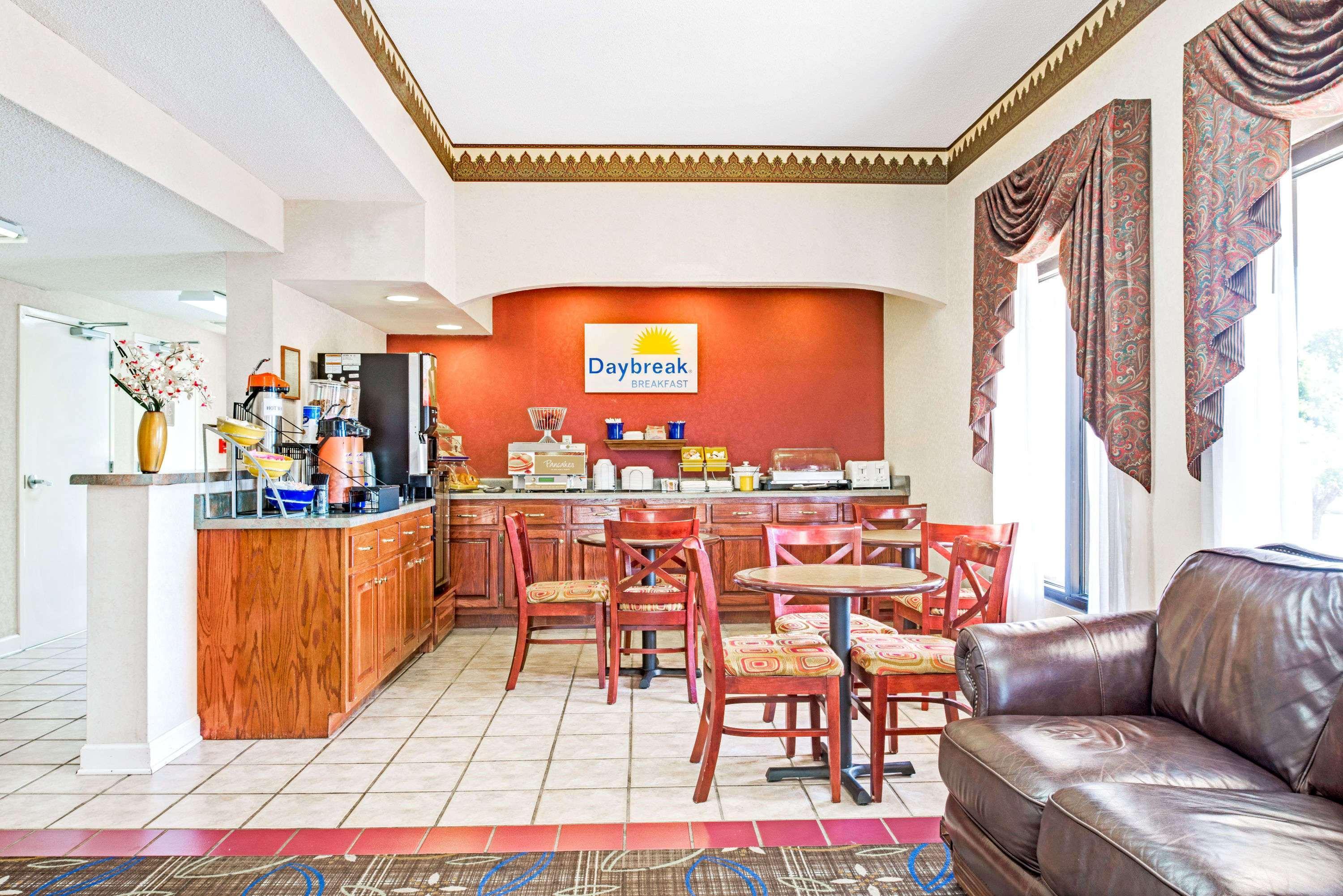 Days Inn By Wyndham Covington Екстер'єр фото